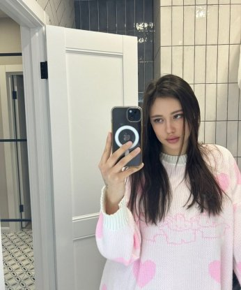 Умелые руки и сексуальное тело готовы утопить тебя в безумии наслаждения. Я помогу расслабиться, забыть о повседневных проблемах и окунуться в мир удовольствия и удовлетворения.
Я опытная индивидуалка, которая знает секреты и желания мужчин. Моя страсть не знает границ, и я обещаю тебе незабываемые моменты нашей интимной встречи. Ты можешь рассчитывать на полное погружение в нашу с тобой личную игру, где каждая твоя фантазия станет реальностью.
У меня в арсенале множество услуг: классический и ролевой секс, оральный и анальный, эротический массаж и многое другое. Ты сможешь испытать новые ощущения и найдешь то, чего так долго искал.
Я живу в Москве, и ты можешь легко найти меня для встречи. Доверься мне и открой для себя новые возможности в сексе. Мои услуги будут запоминающимся и полностью удовлетворят твои желания. Позвони мне и ты увидишь, как я превращу твои фантазии в реальность. ❤️ Эмма